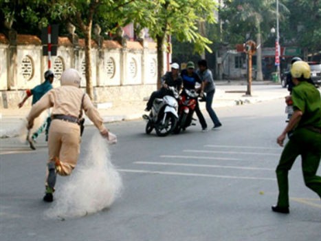 Công an Hà Nội không cần quăng lưới bắt quái xế Công an Hà Nội không cần quăng lưới bắt quái xế