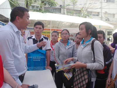 Cùng con em nhà nông chọn trường ThS. Phạm Thái Sơn tư vấn cho học sinh tại ngày hội Ảnh: Q.P