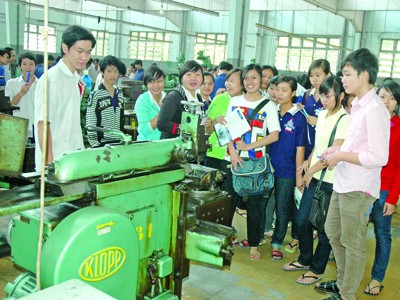 Đua nhau tư vấn để kiếm sinh viên Đua nhau tư vấn để kiếm sinh viên