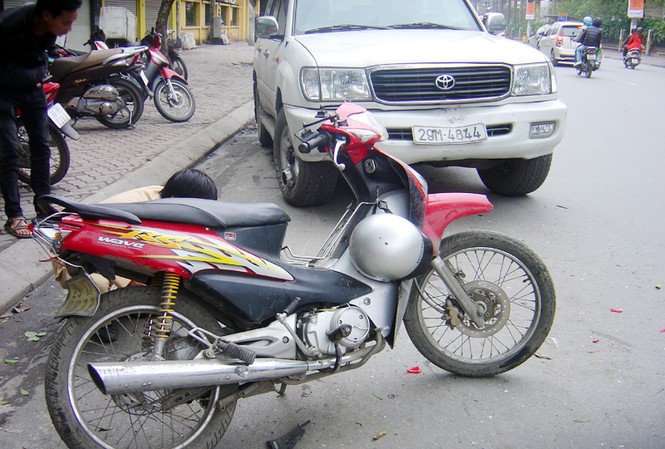 Ô tô 'điên' đâm liên tiếp bốn xe máy Ô tô 'điên' đâm liên tiếp bốn xe máy