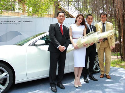 Công Vinh và Thủy Tiên cùng nhau sắm xế bạc tỉ Công Vinh và Thủy Tiên cùng nhau sắm xế bạc tỉ