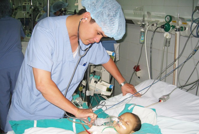 Phát hiện mối nguy trước khi kết hôn Khám sức khỏe trước khi kết hôn để hạn chế thấp nhất sinh con bị dị tật bẩm sinh Ảnh: T.Hà