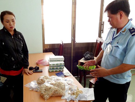 Bắt giữ 6,4 kg kim loại nghi là vàng xuất lậu Đối tượng và tang vật bị cơ quan Hải quan thu giữ