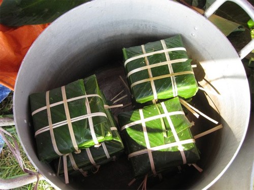 Người đàn ông gói bánh chưng Người đàn ông gói bánh chưng