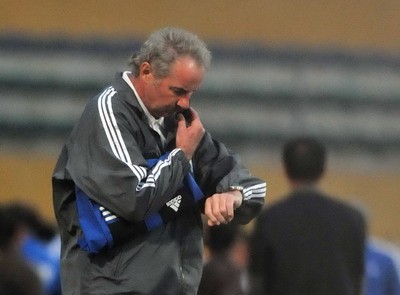 Riedl khóc hận vì hàng thủ Riedl khóc hận vì hàng thủ