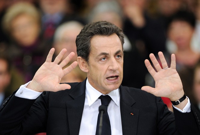 Tổng thống Sarkozy bị chỉ trích vì giữ eo Tổng thống Sarkozy bị chỉ trích vì giữ eo