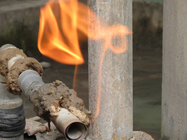 Lỗ khoan giếng bốc cháy là do khí metan Lỗ khoan giếng bốc cháy là do khí metan