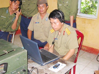 'Nhà phát minh' say mê bầu trời Đặng Quang Hiệu cùng các cộng sự đang kiểm tra lại hệ thống cảnh giới vùng trời