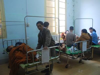 Xe khách lao vào núi, bốn người chết, 20 người bị thương Xe khách lao vào núi, bốn người chết, 20 người bị thương