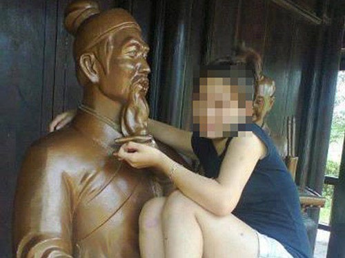Cô gái tạo dáng phản cảm trên tượng danh nhân Cô gái tạo dáng phản cảm trên tượng danh nhân