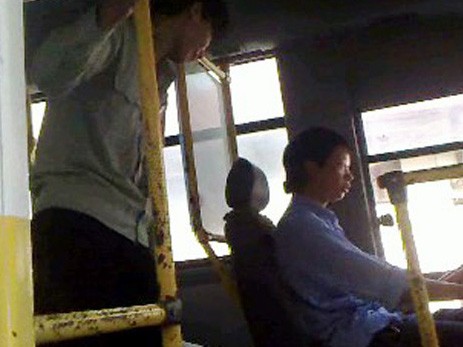 Đình chỉ lái xe và phụ xe buýt làm nhục hành khách Đình chỉ lái xe và phụ xe buýt làm nhục hành khách