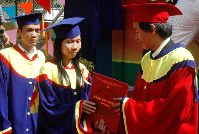 195 học sinh trung cấp khóa đầu tiên tốt nghiệp 195 học sinh trung cấp khóa đầu tiên tốt nghiệp