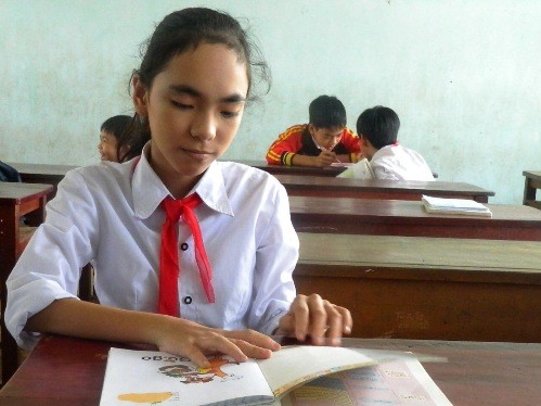 Nghị lực của nữ sinh đến trường trên lưng mẹ Nghị lực của nữ sinh đến trường trên lưng mẹ