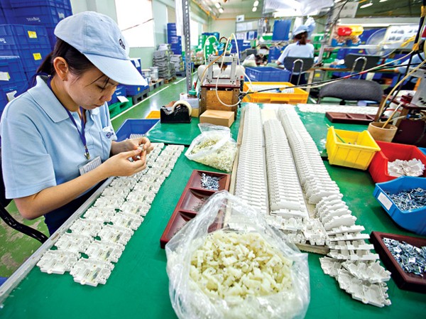 Đầu tư 2012: dấu ấn xứ hoa anh đào Công nhân trong dây chuyền một công ty Nhật Bản tại khu chế xuất Tân Thuận.