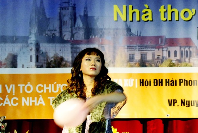 Vi Thùy Linh lại trình diễn thơ Nhà thơ Vi Thuỳ Linh trong buổi trình diễn tại Praha 27/11/2011. Ảnh: Hà Cần