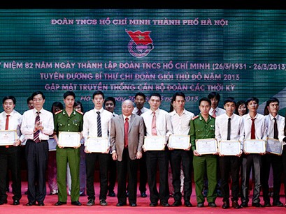 Vinh danh 120 bí thư chi đoàn giỏi Thủ đô năm 2013 Vinh danh 120 bí thư chi đoàn giỏi Thủ đô năm 2013