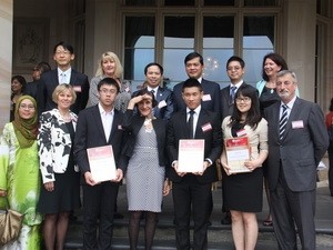 Hai học sinh Việt Nam được vinh danh tại Australia Hai học sinh Việt Nam được vinh danh tại Australia