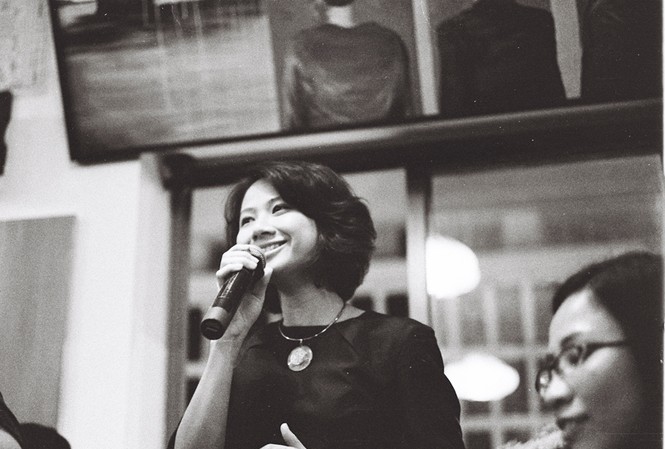 Giang Trang - Lênh đênh nhớ phố Ca sĩ Giang Trang (ảnh trên) và bìa đĩa CD của cô (ảnh dưới)