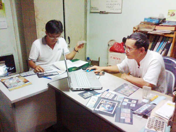 Thú chơi tem chiến tranh Trong một cửa hàng tem Ảnh: T.N.A
