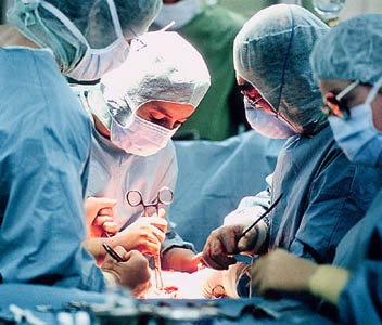 Lần đầu tiên mổ tim hở cho bệnh nhi Lần đầu tiên mổ tim hở cho bệnh nhi