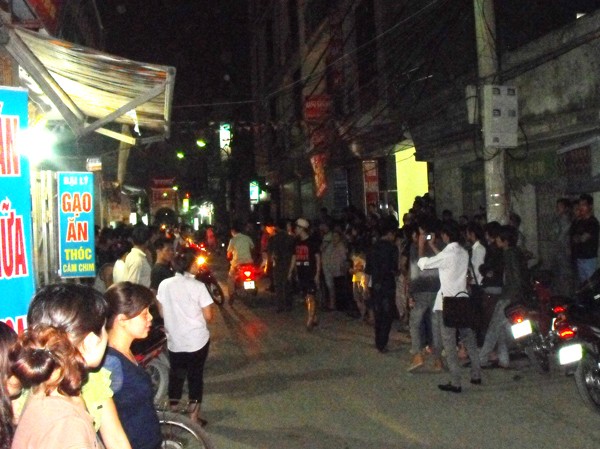 Nghi án cô gái bị giết trong nhà trọ Cái chết của cô gái gây xôn xao dư luận, thu hút sự quan tâm của người dân hiếu kỳ