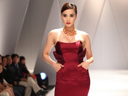 Trang Nhung mải khoe ngực, lộ 'vai u thịt bắp' Trang Nhung mải khoe ngực, lộ 'vai u thịt bắp'