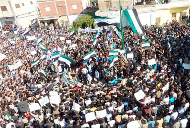 Vũ khí Nga và Mỹ có thể đụng độ ở Syria Dòng người biểu tình phản đối tổng thống Syria ở Homs