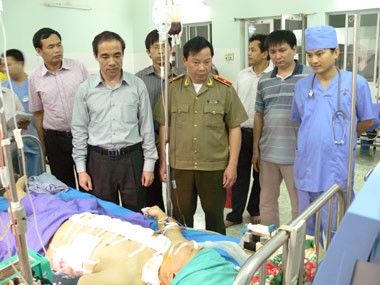 Chủ tiệm vàng bị cướp đâm đang nguy kịch Anh Nguyễn Mạnh Dũng khi đang điều trị tại BV đa khoa tỉnh Tuyên Quang. Ảnh: Báo Tuyên Quang