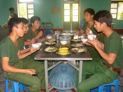 'Đặc sản' ở bữa ăn thanh niên 'Đặc sản' ở bữa ăn thanh niên