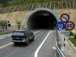 Nhiều xe qua hầm Hải Vân gặp sự cố Nhiều xe qua hầm Hải Vân gặp sự cố