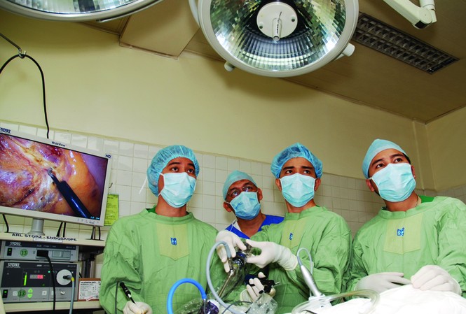 Bệnh viện đột ngột mất điện: Bác sỹ, bệnh nhân nín thở Điều gì sẽ xảy ra khi phẫu thuật nội soi và vi phẫu bỗng dưng mất điện? Ảnh: Lê Nguyễn