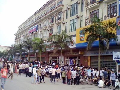 Bệnh viện bị dân vây không còn bệnh nhân Bệnh viện bị dân vây không còn bệnh nhân
