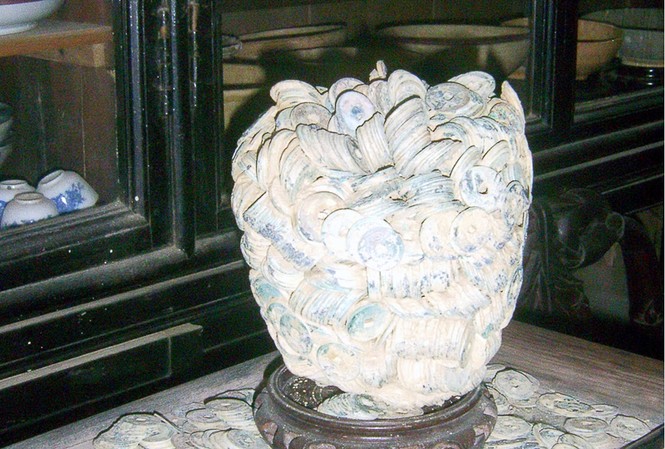 Kỳ lạ bình tiền cổ Âu tiền cổ tại nhà cổ 80 Nguyễn Thái Học - Hội An. Ảnh: Q.H