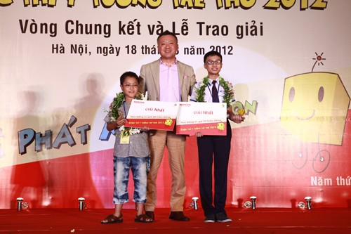 Thi Ý tưởng trẻ thơ và gây quỹ từ thiện Tổng giám đốc Honda Vietnam Masayuki Igarashi trao thưởng cho thí sinh đoạt Nhất Ý tưởng trẻ thơ 2012