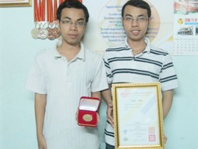 Anh em song sinh ẵm huy chương vàng quốc tế Anh em song sinh ẵm huy chương vàng quốc tế