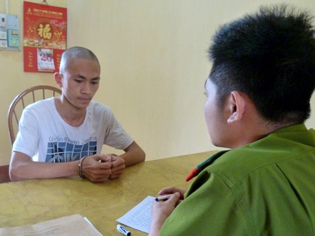 Cô nữ sinh trường Y bị ba đối tượng sàm sỡ Cô nữ sinh trường Y bị ba đối tượng sàm sỡ