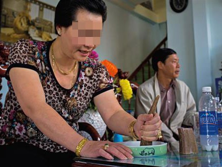 Cận cảnh người Việt dùng sừng tê giác chữa bệnh Cận cảnh người Việt dùng sừng tê giác chữa bệnh