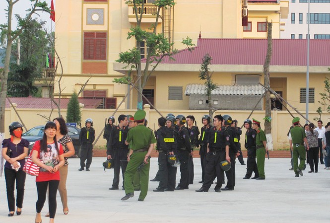 Vợ bị cáo bị đập chai nước vào đầu tại toà Vợ bị cáo bị đập chai nước vào đầu tại toà