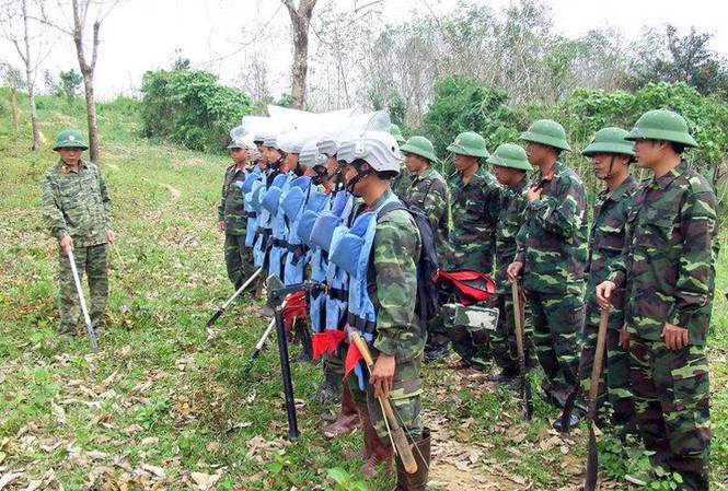 Giải cứu vùng đất chết Bộ đội công binh thuộc Xí nghiệp 319.5 (Tổng Cty 319 - Bộ Quốc phòng) chuẩn bị lên đường đi rò gỡ bom mìn tại xã Hương Hòa, Nam Đông, Thừa Thiên - Huế