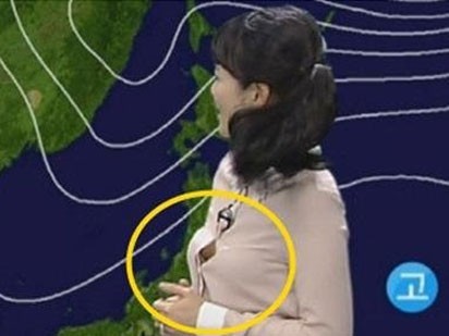 MC thời tiết lộ ngực khi đang lên hình MC thời tiết lộ ngực khi đang lên hình