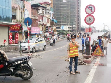 Xe khách húc đổ thanh chắn cầu vượt thép Xe khách húc đổ thanh chắn cầu vượt thép