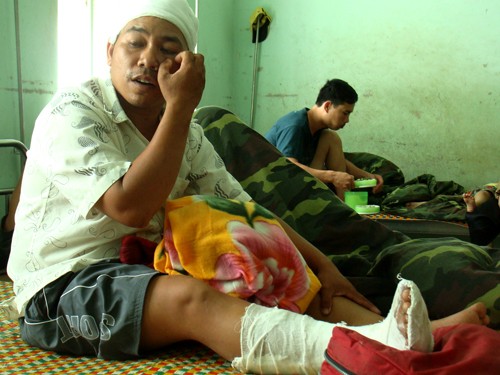 Bảo vệ lâm trường bị lâm tặc chém dã man : Anh Khánh đang điều trị tại bệnh viện Quân Y 211 (Gia Lai)