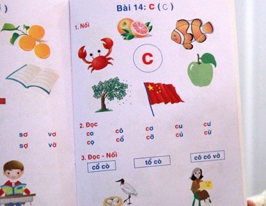 Sách học vần tiếng Việt lại vẽ cờ Trung Quốc Sách học vần tiếng Việt lại vẽ cờ Trung Quốc