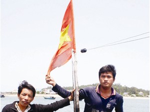 Tàu cháy nhưng quyết không để cháy cờ Tổ quốc Tàu cháy nhưng quyết không để cháy cờ Tổ quốc