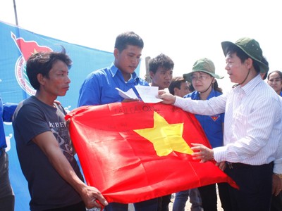 1.000 lá cờ cho ngư dân trẻ Lý Sơn 1.000 lá cờ cho ngư dân trẻ Lý Sơn
