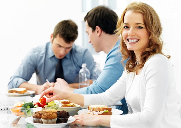 Tăng thêm năng lượng bằng bữa trưa Tăng thêm năng lượng bằng bữa trưa