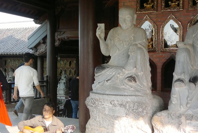 Ở nơi thờ Phật - Thần - Tiên lớn nhất nước Người đàn ông mù lòa chơi bản đàn buồn bã và hát những lời ai oán về đời mình ngay cạnh những bức tượng La Hán (chụp tại chùa Bái Đính mới)