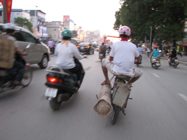 'Siêu xe' chở 'Siêu xe' chở "bom nổ chậm" trên phố