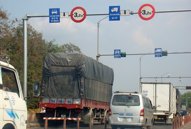 Xe quá tải vẫn vô tư qua trạm cân Dầu Giây Xe tải cố tình đi sai làn đường để né bàn cân. Ảnh chụp ngày 6-2-2012
Ảnh: Mạnh Thắng