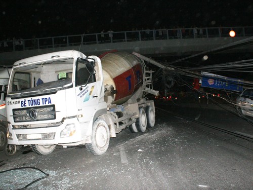 Xe ben kéo đổ năm cột điện trên phố Xe ben kéo đổ năm cột điện trên phố